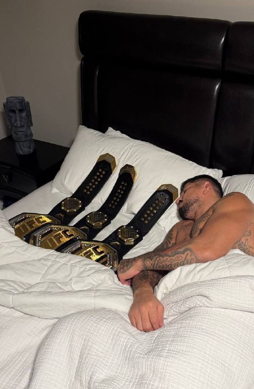 Алекс Перейра снялся с тремя поясами UFC и вновь поднял тему третьего весового чемпионства
